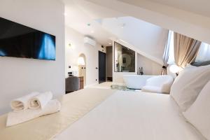 Ένα ή περισσότερα κρεβάτια σε δωμάτιο στο Boem Exclusive Rooms Skadarlija