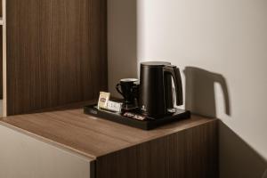 Příslušenství pro přípravu čaje a kávy v ubytování The Sliema Suites
