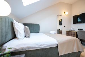 Ένα ή περισσότερα κρεβάτια σε δωμάτιο στο Boem Exclusive Rooms Skadarlija