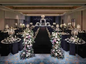 - une salle de banquet avec des tables fleuries et des lustres dans l'établissement Hotel Naru Seoul MGallery Ambassador, à Séoul