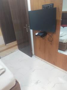 TV a/nebo společenská místnost v ubytování Hotel airport annex