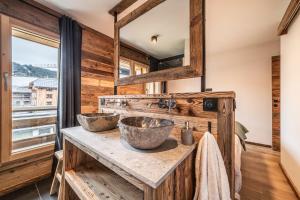 Un baño con dos lavabos y un espejo. en Apartment Pamir Les Gets - by EMERALD STAY, en Les Gets 42 fotos más