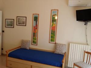 sypialnia z łóżkiem, 2 lustrami i telewizorem w obiekcie Aparthotel TURNONE w mieście Tarent