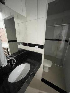 ein Bad mit einem Waschbecken und einem WC in der Unterkunft Hotel E Flats LISBOA in Presidente Médici