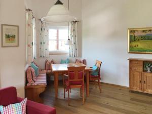 - une salle à manger avec une table et des chaises dans l'établissement Chalet-Chip-In Bad Griesbach - Uttlau, à Haarbach