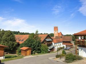 un village avec une tour de l'horloge et une rue dans l'établissement Chalet-Chip-In Bad Griesbach - Uttlau, à Haarbach