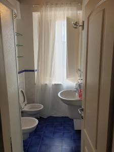 馬薩的住宿－Condominio Vacanze Centro Storico，浴室配有2个盥洗盆、卫生间和淋浴。