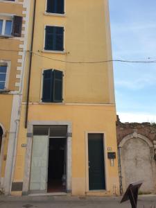 馬薩的住宿－Condominio Vacanze Centro Storico，黄色的建筑,有两扇门和一扇窗户