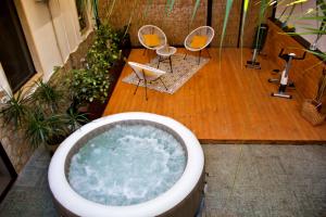 eine Badewanne mit 2 Stühlen in einem Zimmer mit in der Unterkunft Il Rifugio Nascosto - Splendida casa con jacuzzi in Casarano