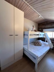 Lilla Köngäs, Ruka في روكا: سرير بطابقين في غرفة ذات سقف خشبي