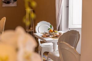 uma mesa com pratos e taças de fruta em Palazzo Arco Cadura & Spa em Galatina