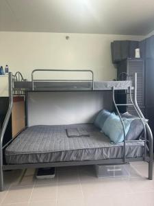 a bunk bed in a room with at Near Mactan Airport and Indiana Aerospace University, Lapu Lapu City in Pajak