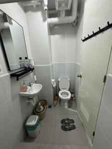 ein kleines Bad mit WC und Waschbecken in der Unterkunft Near Mactan Airport and Indiana Aerospace University, Lapu Lapu City in Pajak