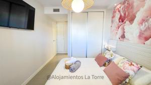 - un salon avec un canapé et une télévision dans l'établissement Sup T12 People - Alojamientos La Torre, à Torre del Mar