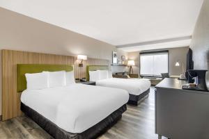 ein Hotelzimmer mit 2 Betten und einem TV in der Unterkunft Country Inn & Suites by Radisson, Atlanta Airport South, GA in Atlanta