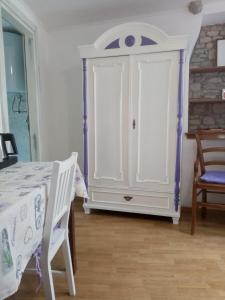 sypialnia z łóżkiem i białą szafką w obiekcie Rooms Serafin w mieście Motovun