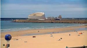 uma praia com pessoas na areia e um balão azul em Matosinhos Terrace Apartment em Matosinhos