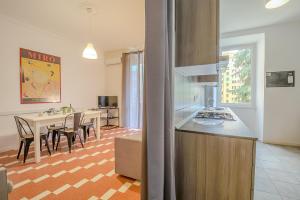 - une cuisine et une salle à manger avec une table et des chaises dans l'établissement Galazia Apartment San Giovanni, à Rome