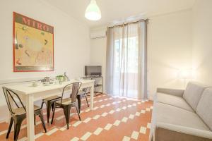 - un salon avec une table, des chaises et un canapé dans l'établissement Galazia Apartment San Giovanni, à Rome