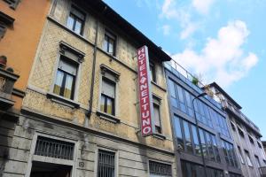 ミラノにあるホテル ネットゥーノの建物の側面にある看板