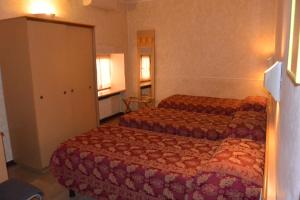 una camera d'albergo con due letti e una finestra di Hotel Nettuno a Milano
