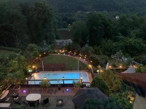 una vista aérea de una piscina por la noche en Ferienwohnung 1 Festungsblick, en Königstein