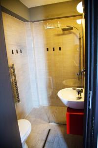 プロイェシュティにあるGP Hotelのバスルーム(シャワー、トイレ、シンク付)