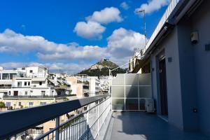 Elle comprend un balcon offrant une vue sur la ville. dans l'établissement Zeus and Hera Studio, à Athènes