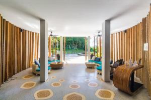 พื้นที่นั่งเล่นของ Studio with forest view - Zen Space by Lofty