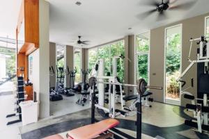 ฟิตเนสเซ็นเตอร์และ/หรือเครื่องออกกำลังกายที่ Studio with forest view - Zen Space by Lofty