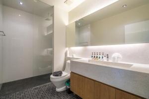 ห้องน้ำของ Studio with forest view - Zen Space by Lofty