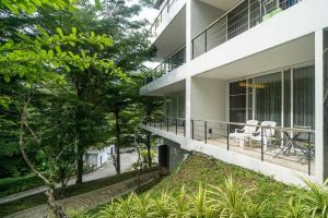 ระเบียงหรือลานระเบียงของ Studio with forest view - Zen Space by Lofty