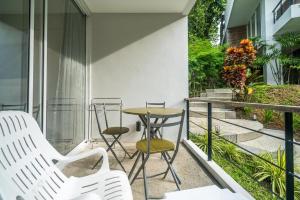 ระเบียงหรือลานระเบียงของ Studio with forest view - Zen Space by Lofty