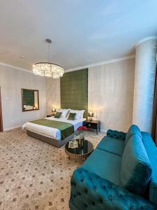 巴尼亞盧卡的住宿－維多維奇酒店，一间卧室配有一张床和一张蓝色的沙发