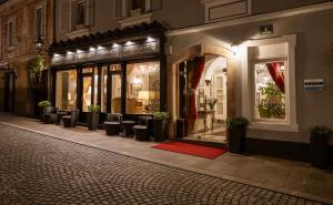 uma rua vazia em frente a uma loja à noite em Allegro Hotel em Ljubljana