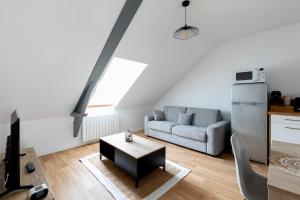 瓦訥的住宿－bel appartement refait a neuf，客厅配有沙发和桌子