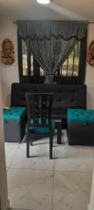 a living room with a chair and a couch at Apartamento de 2 habitaciones en Robledo a 20 minutos del centro in Medellín