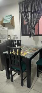 a dining room table with a table and chairs at Apartamento de 2 habitaciones en Robledo a 20 minutos del centro in Medellín