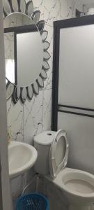 a bathroom with a toilet and a sink and a mirror at Apartamento de 2 habitaciones en Robledo a 20 minutos del centro in Medellín