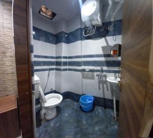 y baño con aseo y lavamanos. en Hotel Shiv Ganga, en Varanasi