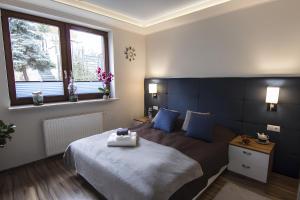 una camera da letto con un grande letto con cuscini blu di Flatbook - City Center Apartments Rezydencja Redłowo a Gdynia