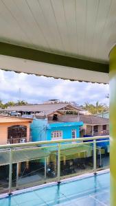 uma vista para um edifício a partir de uma piscina em Hotel & Residencial Marajoara em Breves