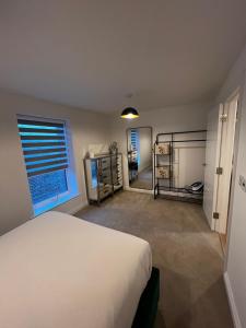 um quarto com uma cama branca e uma janela em Modern and spacious two bedroom apartment near city centre em Bristol