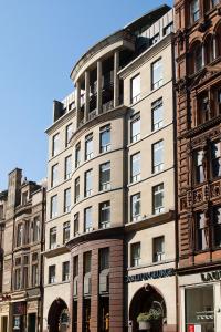 um grande edifício numa rua da cidade em Carlton George Hotel em Glasgow