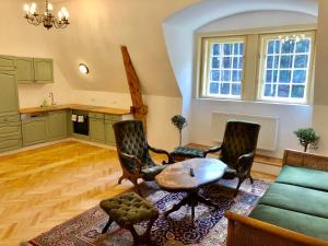 salon z kanapą i stołem w obiekcie Herrnhof w mieście Reichenau an der Rax
