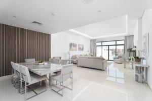 - un salon avec une table et un canapé dans l'établissement Nasma Luxury Stays - Luxurious Villa with Private Pool & Beach Access, à Fujaïrah