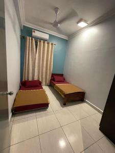 Bandar Saujana Putra的住宿－BSP 21 Saujana Putra Leisure Suites，客房设有两张床和窗户。