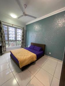 Bandar Saujana Putra的住宿－BSP 21 Saujana Putra Leisure Suites，一间卧室设有一张床和蓝色的墙壁
