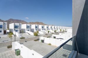 Nasma Luxury Stays - Luxurious Villa with Private Pool & Beach Access في الفجيرة: منظر من الشرفة على مبنى