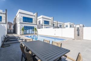 uma imagem de uma villa com piscina em Nasma Luxury Stays - Luxurious Villa with Private Pool & Beach Access em Fujairah